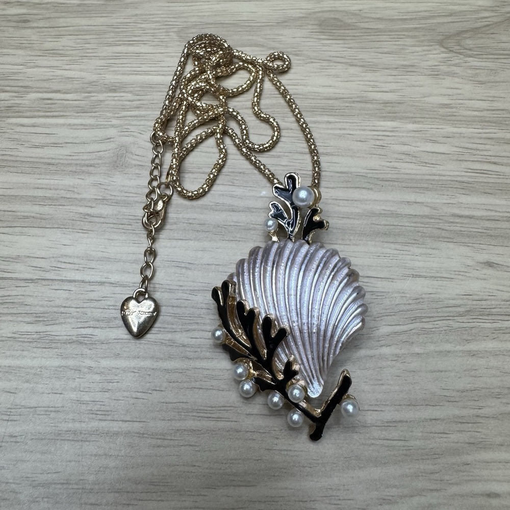 Betsey Johnson Clam Shell Pearls Pendant Necklace Gold Tone Black Coral - Picture 2 of 6